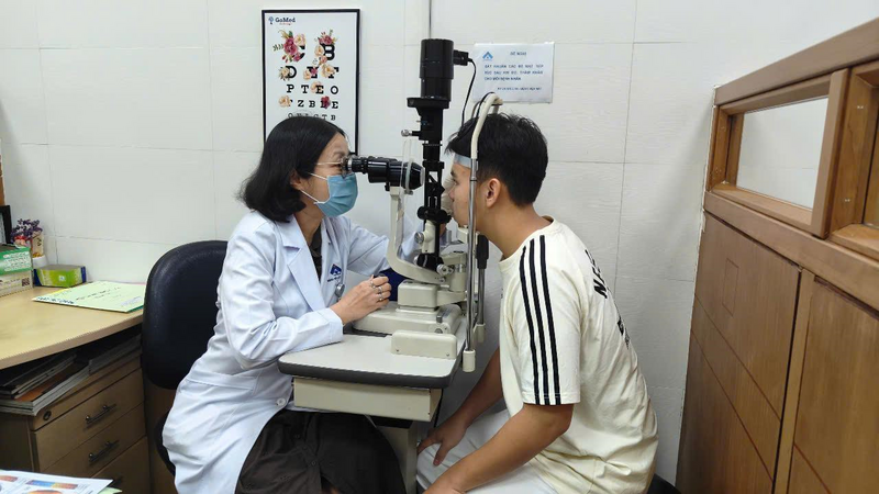 BSCKII Nguyễn Thị Diệu Thơ thăm khám cho người bệnh tại Bệnh viện Mắt Thành phố Hồ Chí Minh.