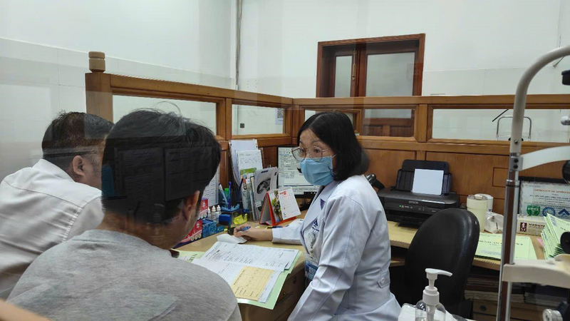 BSCKII Nguyễn Thị Diệu Thơ trao đổi với người bệnh tại Bệnh viện Mắt Thành phố Hồ Chí Minh.
