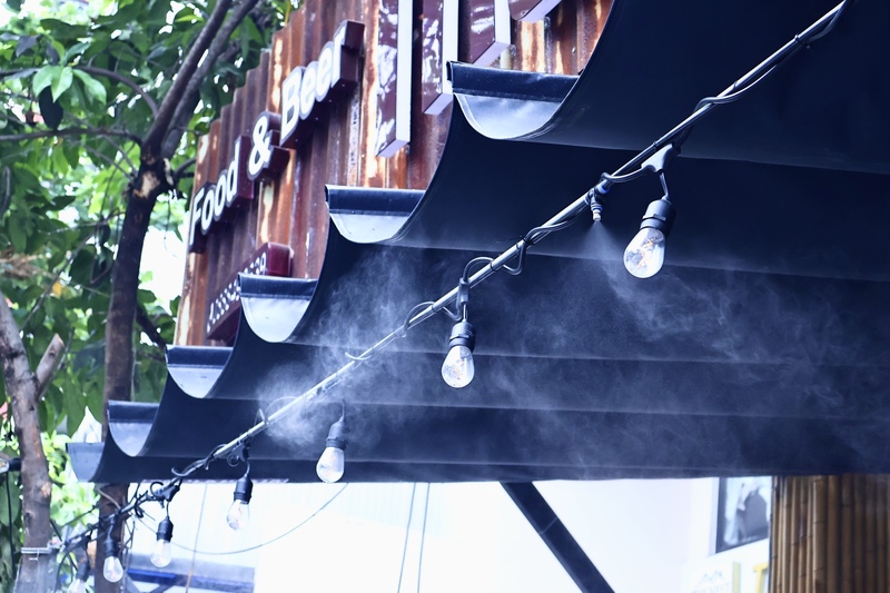 Hệ thống phun sương xung quanh quán Happy Coffe. Ảnh: Diễm Phúc