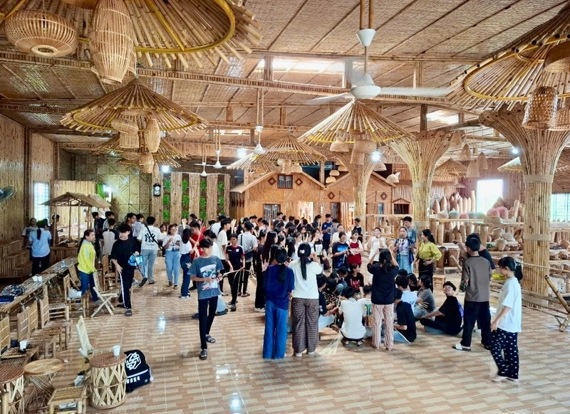 Đông đảo du khách du lịch đến trải nghiệm làng nghề. Ảnh: Thuỷ Tuyết.