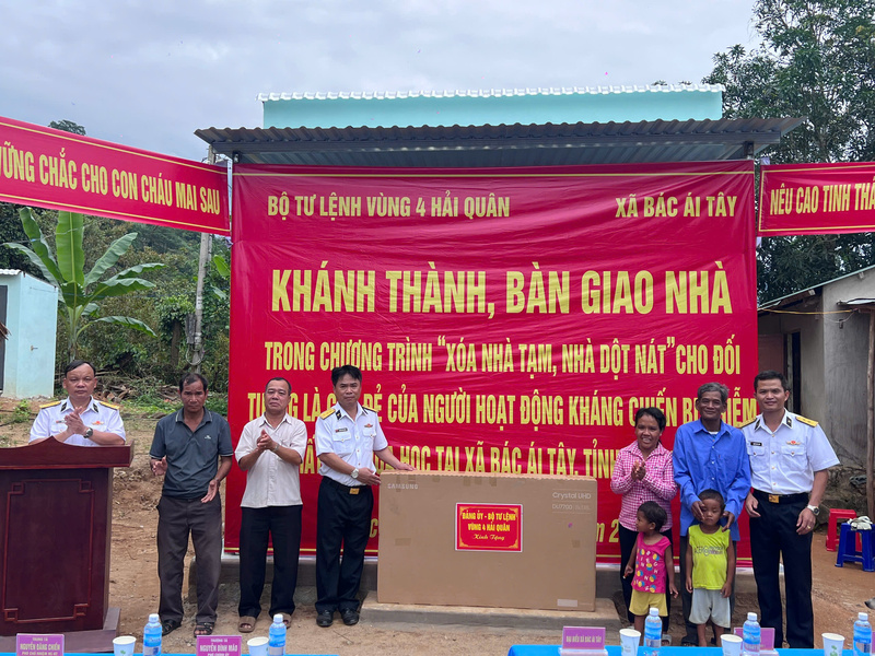 Cán bộ, chiến sĩ Vùng 4 Hải quân và đại biểu địa phương dự lễ khánh thành, bàn giao nhà cho gia đình chính sách tại xã Bác Ái Tây, tỉnh Khánh Hòa. Ảnh: Thanh Hoàng
