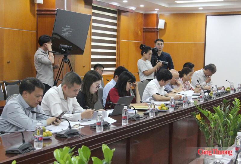 Đại diện các Bộ ngành, hiệp hội, các cơ quan báo chí tham gia cuộc họp