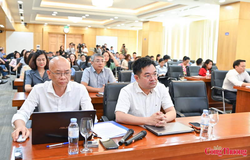 Buổi họp báo có đại diện các Cục, Vụ thuộc Bộ và đông đảo cơ quan thông tấn báo chí