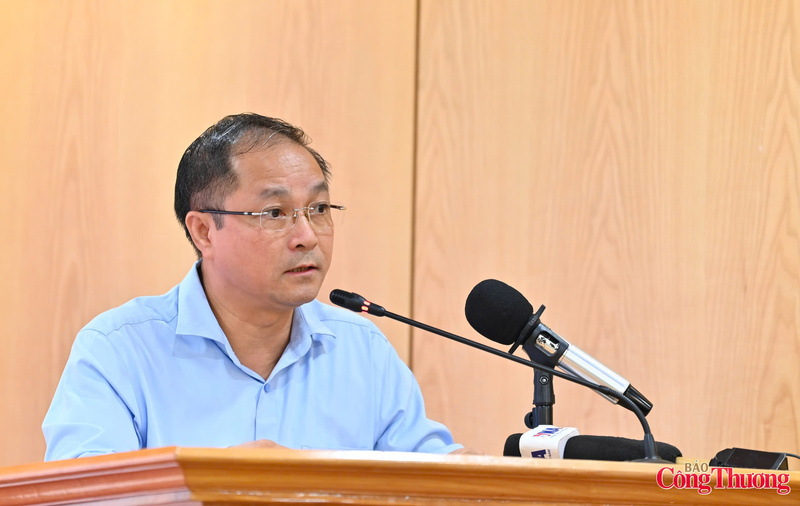 Ông Đào Duy Anh, Phó Cục trưởng Cục Đổi mới sáng tạo, Chuyển đổi xanh và Khuyến công trả lời tại họp báo.