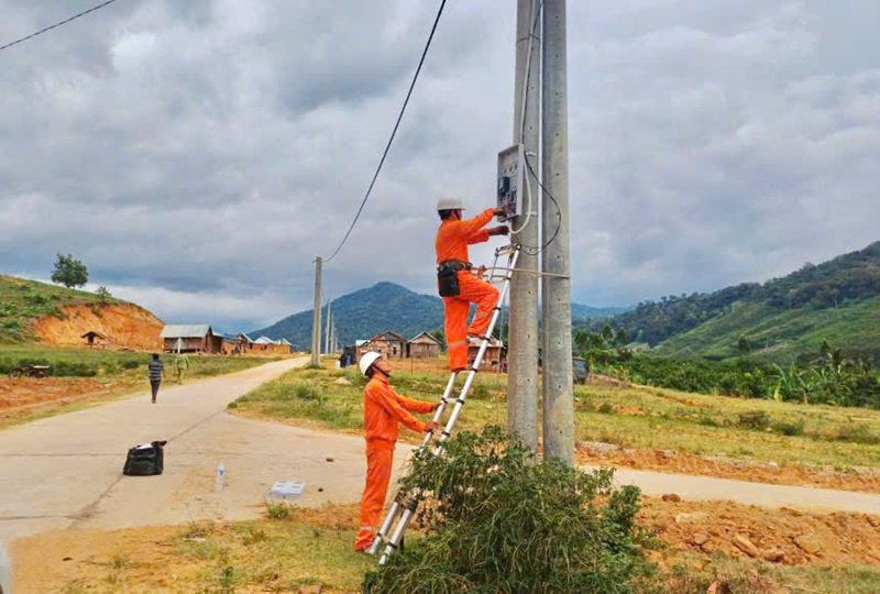 Nhân viên Điện lực Kbang đóng điện Trạm biến áp cấp điện cho các làng Tăng Lăng, Hro, Kếch và Sơ Lam, xã Krong. Ảnh: ĐVCC