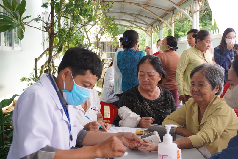 Năm 2025, các doanh nghiệp đã tổ chức khám và điều trị sức khỏe cơ bản cho hơn 500 người dân xã Long Sơn. Ảnh: LSP