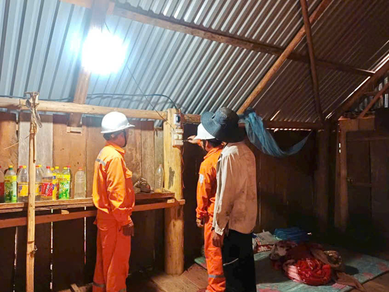 Nhân viên Điện lực Kbang kiểm tra điện sau khi lắp đặt cho người dân xã Krong. Ảnh: ĐVCC