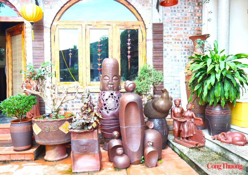 Những sản phẩm mang màu men da lươn đặc trưng được tạo nên từ phù sa sông Cầu, tro thực vật, vôi sò cùng bí quyết phối men truyền đời của các nghệ nhân. Ảnh: Nguyễn Tùng