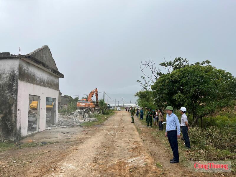 Phường Vũng Áng tháo dỡ công trình của 101 hộ dân, phục vụ dự án trọng điểm. Ảnh: Thành Đô