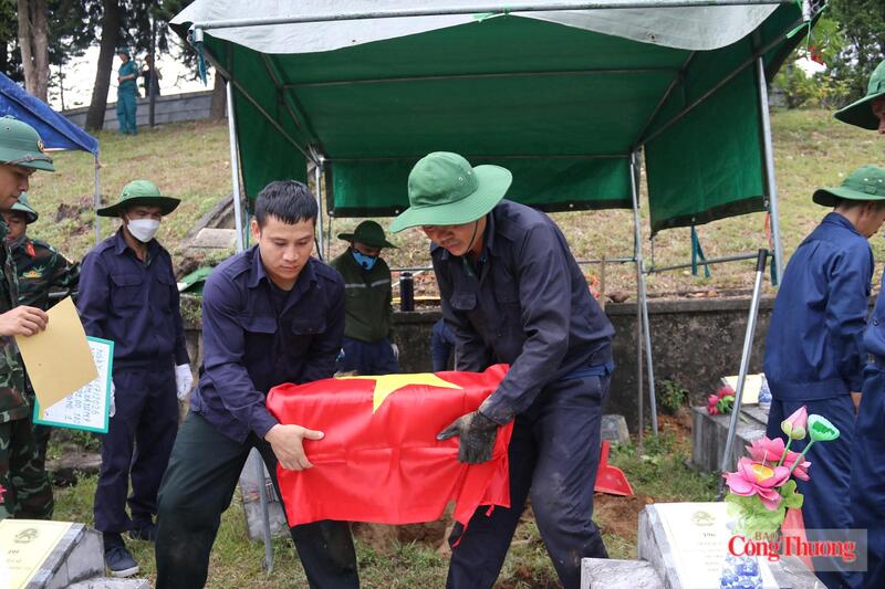 Quá trình thực hiện tuân thủ nghiêm ngặt nguyên tắc làm đến đâu gọn đến đó, đồng thời lập tức hoàn trả nguyên trạng phần mộ ngay sau khi lấy mẫu. Ảnh: Thành Đô