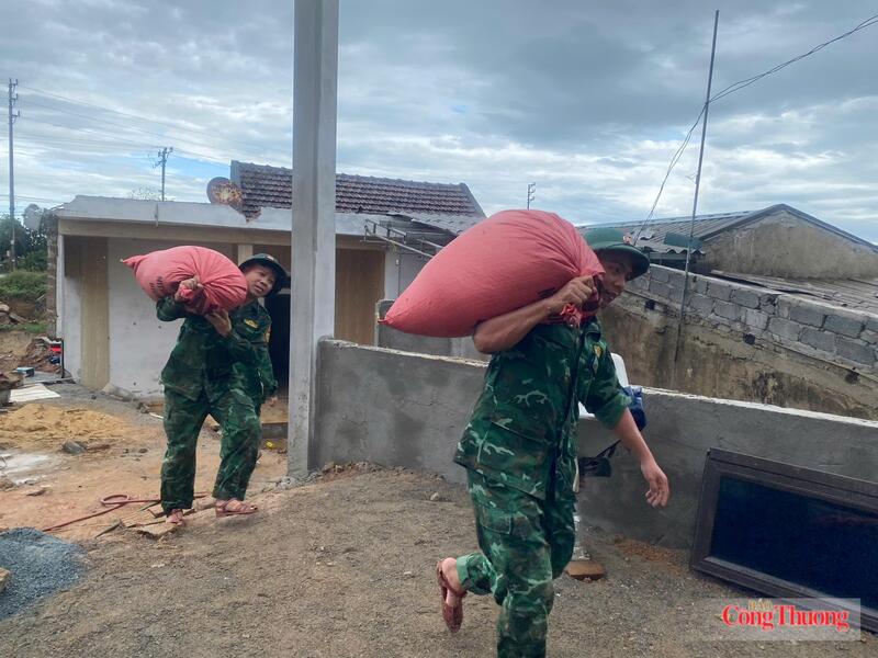 Lực lượng gồm 250 cán bộ, chiến sĩ công an, quân đội cùng lực lượng đoàn thể tham gia tháo dỡ, di dời nhà dân. Ảnh: Thành Đô