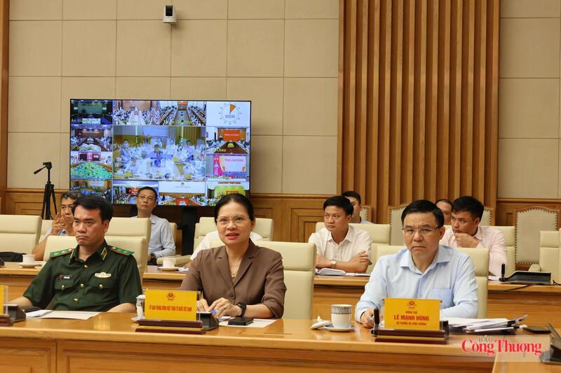 Bộ trưởng Bộ Công Thương Lê Mạnh Hùng, Phó Trưởng Ban Chỉ đạo quốc gia chống buôn lậu, gian lận thương mại và hàng giả tham dự hội nghị