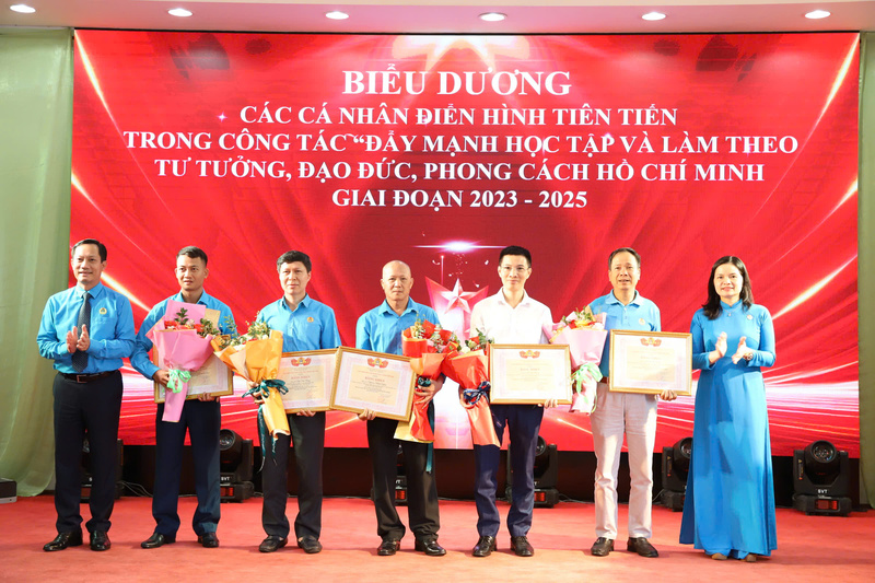 Công đoàn Công Thương Việt  Nam tặng Bằng khen cho các tổ chức, cá nhân có thành tích xuất sắc trong "Học tập và làm theo tư tưởng, đạo đức, phong cách Hồ Chí Minh" Giai đoạn 2023-2025. Ảnh: Song Dương
