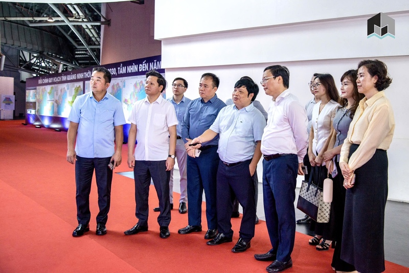 Trong khuôn khổ hội nghị, các đại biểu đi kiểm tra Thiết chế văn hóa, thể thao và du lịch tỉnh tại Bảo tàng - Thư viện tỉnh và Cung Quy hoạch Hội chợ triển lãm. Ảnh: TT