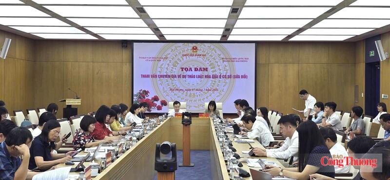 Các đại biểu tham gia tọa đàm. Ảnh: Thu Anh