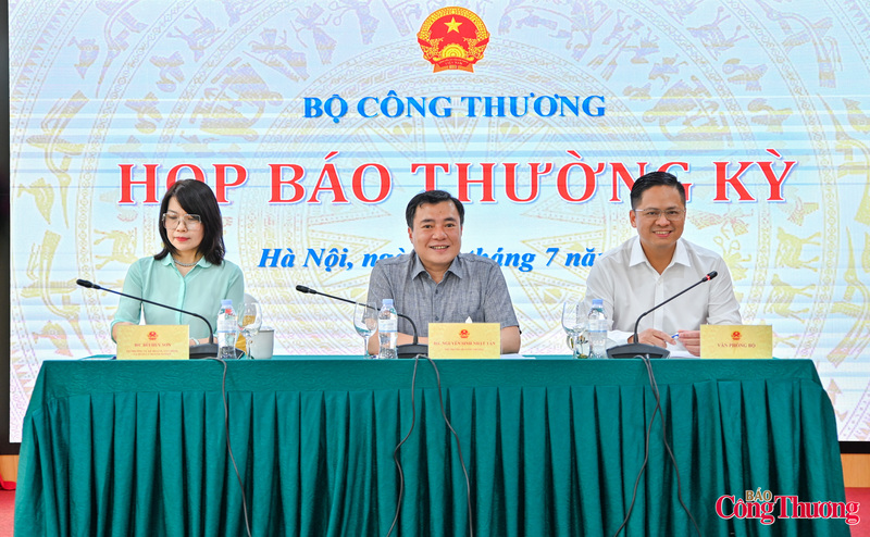 Thứ trưởng Nguyễn Sinh Nhật Tân - Người phát ngôn Bộ Công Thương chủ trì buổi họp báo thường kỳ quý II/2026