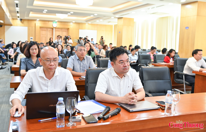 Cùng tham gia buổi họp báo có đại diện các Cục, Vụ của Bộ Công Thương, đại diện các cơ quan thông tấn báo chí.