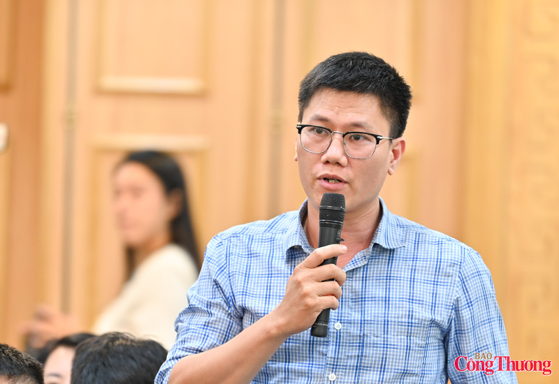 Nhiều vấn đề nóng của ngành được các nhà báo quan tâm và đặt câu hỏi tới các đơn vị liên quan.