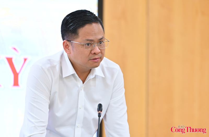 Phó Chánh Văn phòng Bộ Công Thương Nguyễn Thành Nam phát biểu tại họp báo.