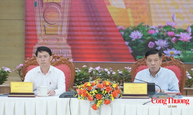 Ông Lê Trọng Yên, Phó Chủ tịch Thường trực UBND tỉnh Lâm Đồng (phải) và ông Nguyễn Bá Út, Giám đốc Sở Công Thương tỉnh Lâm Đồng tại điểm cầu tỉnh Lâm Đồng.