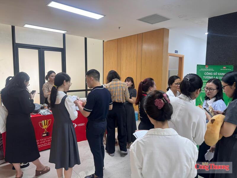 Đông đảo cán bộ, công chức, viên chức và đoàn viên thanh niên Bộ Công Thương hào hứng tham gia chương trình "Công sở xanh - Tương lai xanh" ngay tại khu vực sảnh chính trụ sở Bộ.