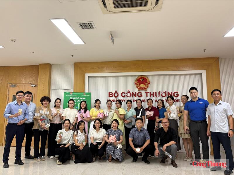 Tập thể cán bộ, công chức, người lao động chụp ảnh lưu niệm tại sảnh chính, khép lại chương trình "Công sở xanh - Tương lai xanh" thành công tốt đẹp và mang lại sức lan tỏa sâu rộng.