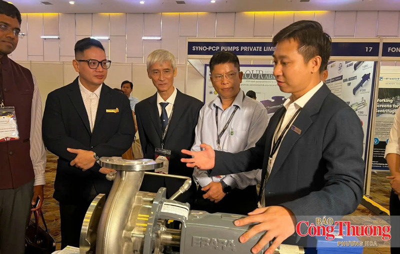 Doanh nghiệp tham gia trưng bày máy móc tại triển lãm SugarEx Vietnam 2026.