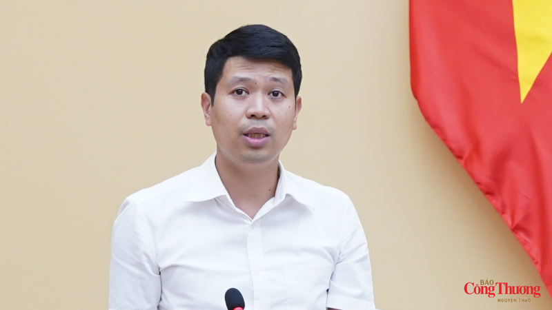 Ông Trịnh Tiến Dũng - Phòng Thuỷ điện và Năng lượng tái tạo, Cục Điện lực, Bộ Công Thương báo cáo tại hội nghị