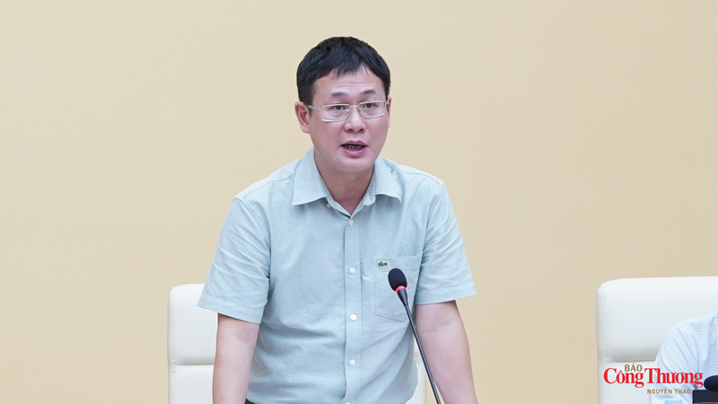 Ông Nguyễn Tuyển Tâm - Trưởng phòng Kế hoạch và Quy hoạch, Cục Điện lực, Bộ Công Thương báo cáo tại hội nghị