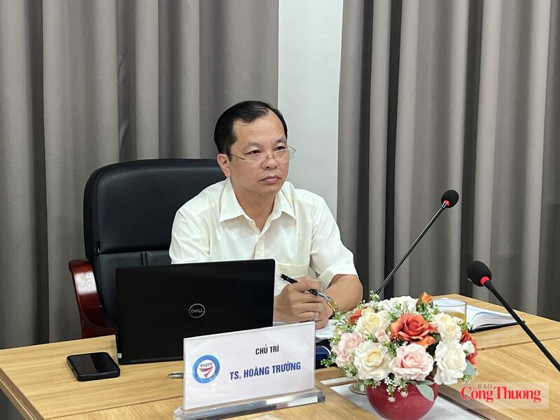 TS. Hoàng Trường, Phó Chủ tịch Hội đồng Khoa học Viện Nghiên cứu Chiến lược, Chính sách Công Thương chủ trì hội thảo. Ảnh: Lê An