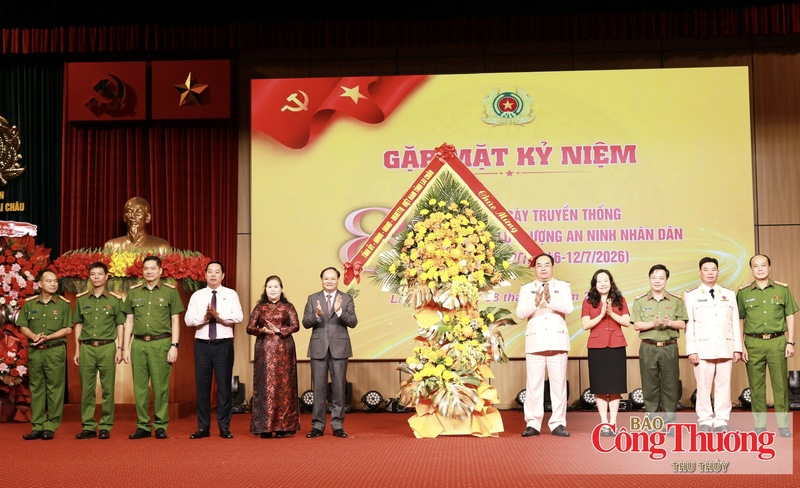 Các đồng chí lãnh đạo Tỉnh ủy, HĐND, UBND tỉnh tặng hoa chúc mừng Ban Giám đốc Công an tỉnh Lai Châu.