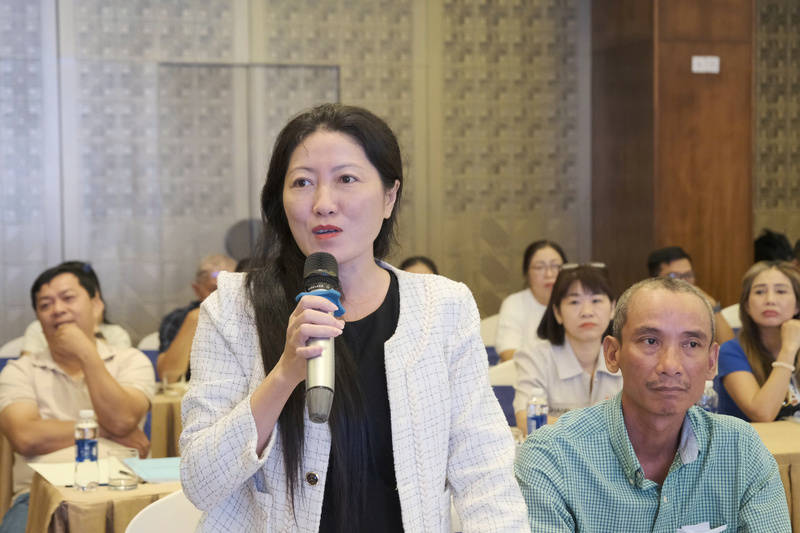 Bà Trần Thị Kim Loan, Chủ tịch HĐQT HTX Vietgap Nha Trang trình bày ý kiến thảo luận tại hội nghị.