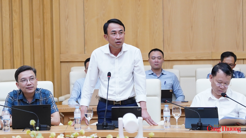Ông Lương Minh Thanh - Phó Tổng Giám đốc Tổng Công ty Điện lực miền Bắc (EVNNPC) tham gia góp ý tại hội nghị