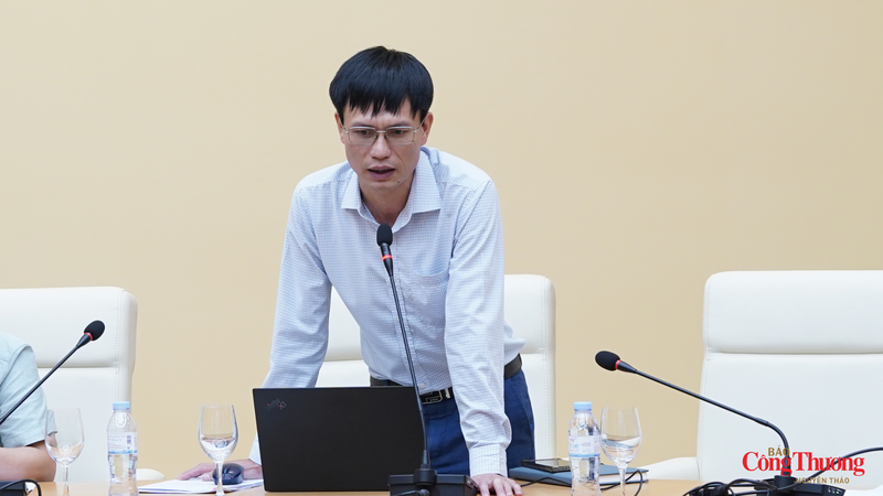 Ông Đỗ Đức Chiến - Quyền Trưởng phòng Thủy điện và Năng lượng tái tạo, Cục Điện lực, Bộ Công Thương báo cáo tại hội nghị