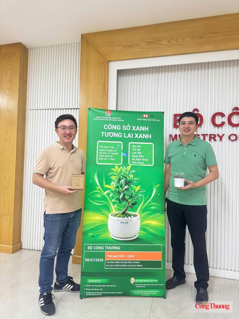 Các đoàn viên, cán bộ chụp ảnh check-in lưu niệm cùng những món quà thiết thực bên cạnh banner mang thông điệp chính của chương trình.