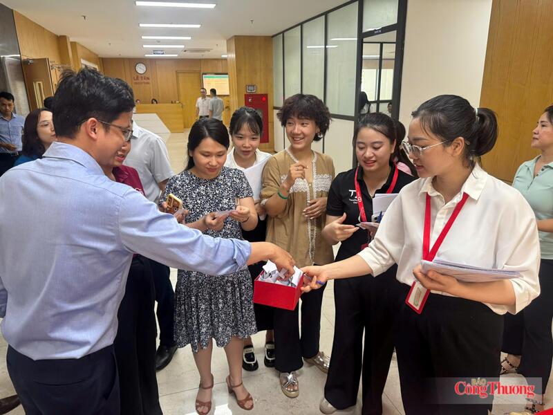 Không khí vô cùng sôi nổi và hồi hộp tại phần bốc thăm may mắn, mang lại nhiều tiếng cười và sự gắn kết cho các cán bộ tham gia sự kiện.