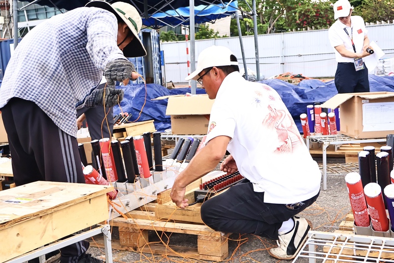 Đại diện đội Trung Quốc chia sẻ, họ đã lựa chọn nhiều thể loại âm nhạc khác nhau với 10 ca khúc nổi tiếng, đặc biệt là âm nhạc truyền thống của Việt Nam, kết hợp với thiết kế pháo hoa độc đáo để truyền tải chủ đề của màn trình diễn lần này. Ảnh: Diễm Phúc