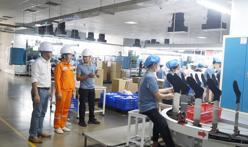 Công ty Điện lực Thanh Hóa phối hợp cùng với khách hàng sử dụng điện lớn trên địa bàn trong việc tham gia chương trình điều chỉnh phụ tải (DR). Ảnh: Hùng Manh