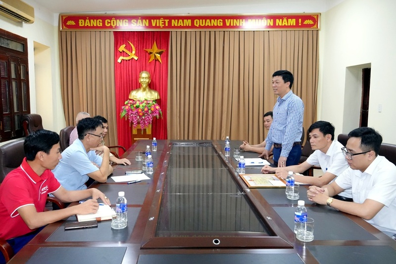 Ông Hoàng Đức Hậu – Phó Giám đốc Công ty Điện lực Thanh Hóa (người đứng trong ảnh) phát biểu tại buổi làm việc với các khách hàng lớn về công tác điều chỉnh phụ tải điện năm 2026. Ảnh: Hùng Mạnh