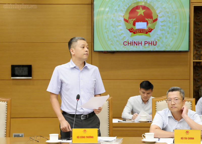 Đại diện các bộ, ngành phát biểu tại cuộc họp. Ảnh: VGP/Gia Huy