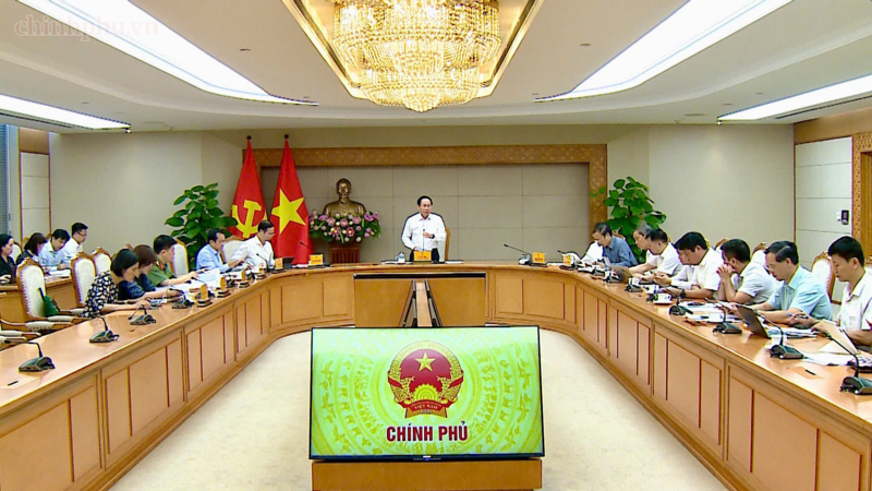 Phó Thủ tướng ghi nhận sự cố gắng, nỗ lực, tinh thần trách nhiệm của Bộ GDĐT, các bộ, các cơ quan và các địa phương trong việc tích cực, chủ động chuẩn bị cho năm học 2026-2027. Ảnh: VGP/Thu Sa