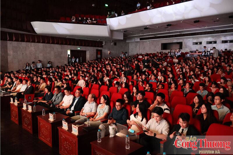 Sự kiện thu hút đông đảo khán giả tham dự.