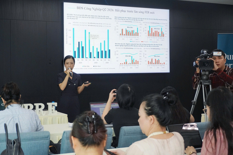 Bà Nguyễn Hoài An, Giám đốc cấp cao, Trưởng chi nhánh Hà Nội của CBRE Việt Nam chia sẻ tại họp báo công bố tiêu điểm thị trường bất động sản thành phố Hà Nội quý 2/2026. Ảnh: CBRE
