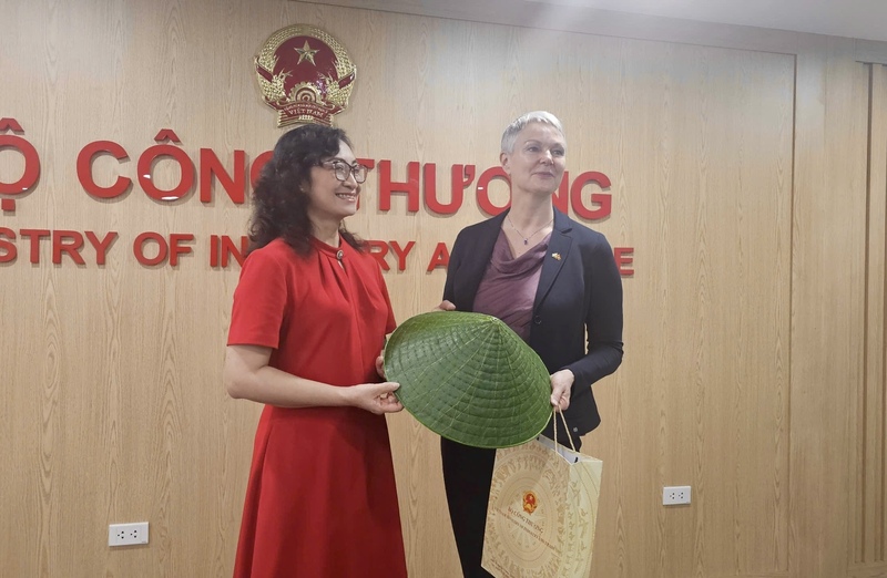 Thứ trưởng Phan Thị Thắng trao quà lưu niệm tới Đại sứ Hilde Solbakken, ghi nhận những đóng góp của Đại sứ trong thúc đẩy quan hệ hợp tác Việt Nam - Na Uy.