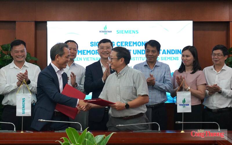 TS. Phạm Thái Lai - Chủ tịch kiêm Tổng giám đốc Siemens ASEAN và Việt Nam và TS. Nguyễn Thanh Tùng, Phó Viện trưởng VPI đại diện hai bên ký MOU