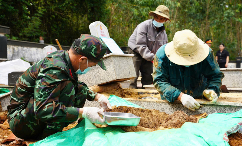 Tỉnh Quảng Ngãi đã lấy 2.615 mẫu hài cốt liệt sĩ tại các nghĩa trang liệt sĩ để giám định ADN, đạt tiến độ bình quân 80 - 100 mộ mỗi ngày. Ảnh: Biên Phòng
