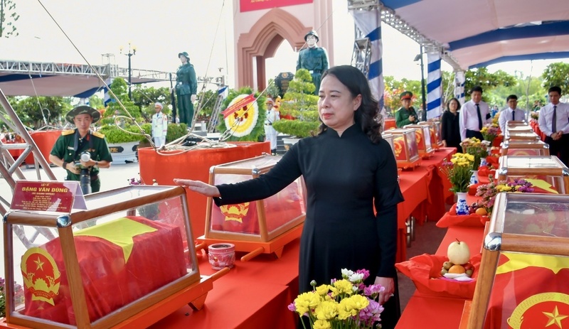 Phó Chủ tịch nước Võ Thị Ánh Xuân tham dự Lễ an táng 235 hài cốt liệt sĩ quân tình nguyện và chuyên gia Việt Nam hy sinh trên đất nước Campuchia. Ảnh: Phong Phú.