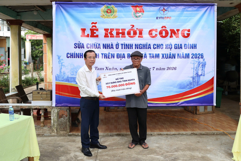 Đại diện EVNCPC trao hỗ trợ 70 triệu đồng cho gia đình thân nhân thân nhân liệt sĩ Trần Quốc Việt. Ảnh: Bình An