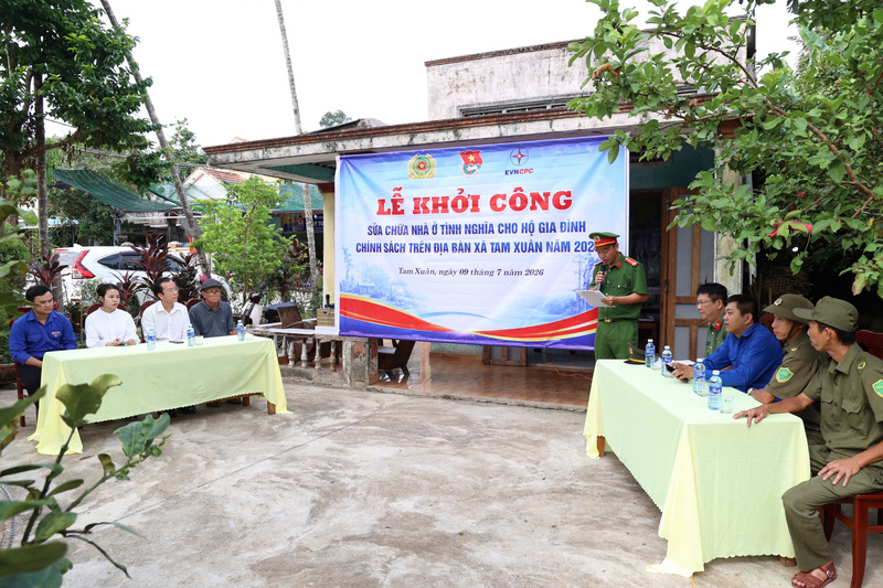 Lễ khởi công sửa chữa nhà tình nghĩa cho hộ gia đình ông Trần Được và bà Trần Thị Kiển - Gia đình chính sách trên địa bàn xã Tam Xuân. Ảnh: Bình An
