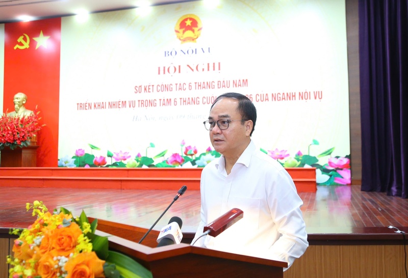 Thứ trưởng Bộ Nội vụ Vũ Chiến Thắng trình bày báo cáo tại hội nghị. Ảnh: Bộ Nội vụ